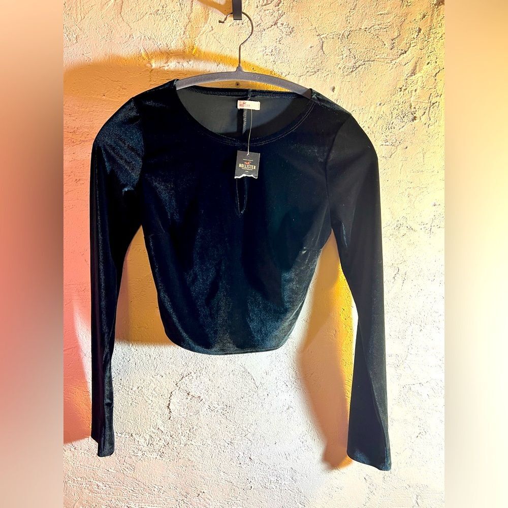 Hollister NWT Black Velvet Long Sleeve Cropped Top